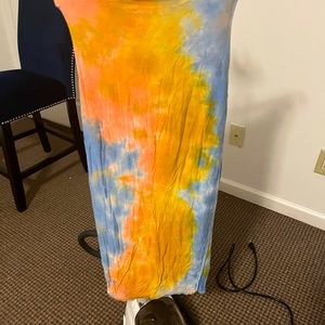 Beautiful fitted light weight stretchy material dress. Size Medium/large